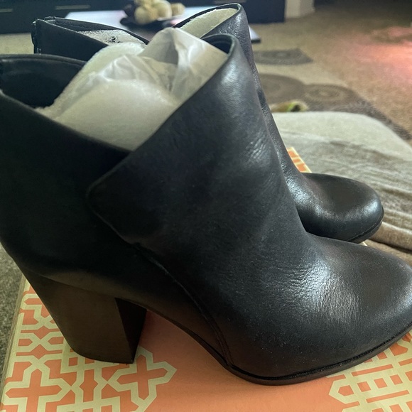 NEW Gianni Bini Leather Boots in Black in 8.5 - Picture 2 of 5